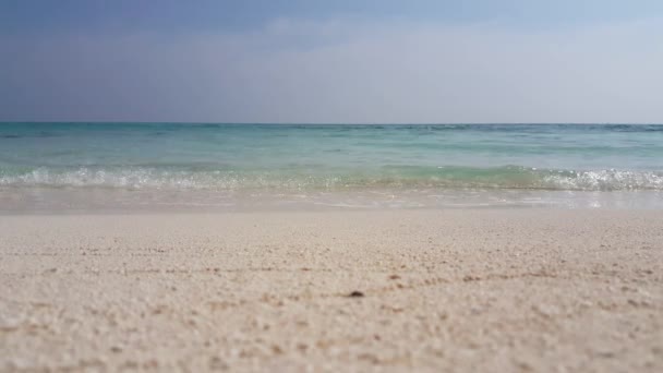 Widok Plażę Delikatnymi Falami Scena Letnia Bali Indonezja — Wideo stockowe