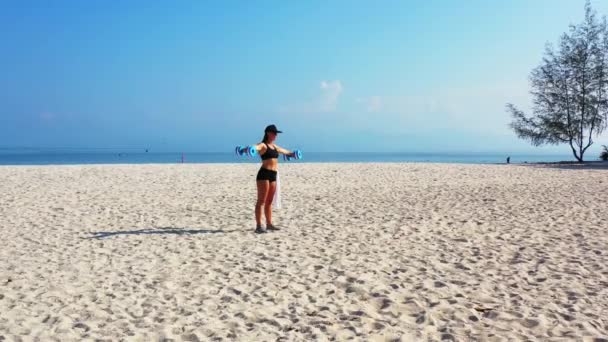 Dziewczyna Czapce Ćwiczy Wybrzeżu Tropikalnej Wyspy Wideo — Wideo stockowe