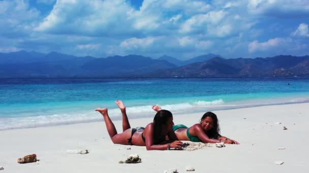 美しい女性たちが海で休んで日光浴をし — ストック動画