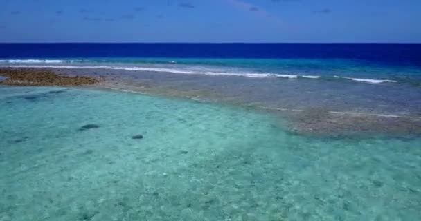 Utsikt Över Det Turkosa Havet Med Vågor Sommarens Exotiska Scen — Stockvideo