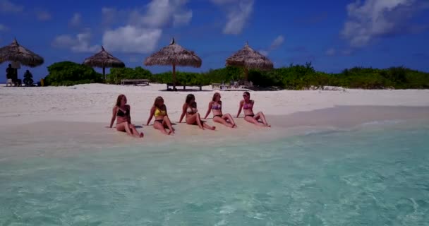 Video Ragazze Abbronzate Bikini Sdraiate Sulla Spiaggia Sabbia Bianca Prendere — Video Stock