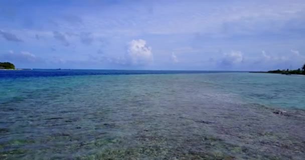 Ριπές Ρηχά Νερά Στην Παραλία Καλοκαιρινό Ταξίδι Στην Αντίγκουα — Αρχείο Βίντεο
