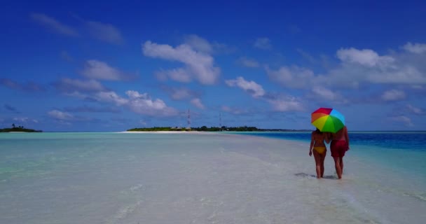 Giovane Uomo Donna Che Camminano Acqua Mare Con Ombrellone Bella — Video Stock