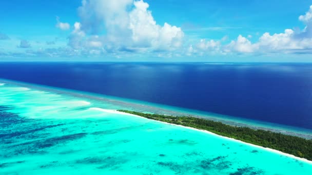 Larga Isla Mar Turquesa Vista Desde Dron Relajación Verano Maldivas — Vídeo de stock