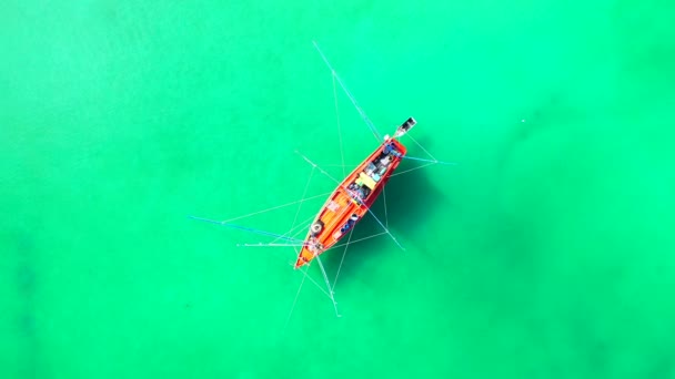 Yeşil Sudaki Antenli Rıhtımlı Teknenin Üst Görüntüsü Avustralya Yaz Gezisi — Stok video