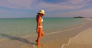 Kız tatilin tadını çıkarıyor ve tropik cennet adasında dinleniyor. Güzel bayan gezgin dinleniyor, yaz turizmi konsepti 