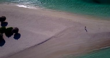 Hareketli dalgalarla deniz kıyısına. Bali 'de deniz manzarası. 
