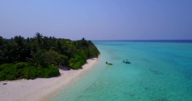 Denizde hareket eden küçük tekneler. Endonezya, Bali 'nin egzotik doğa manzarası. 