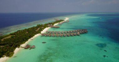 Ada tatil köyündeki rahat ahşap bungalovlar. Dominik Cumhuriyeti, Karayipler 'de yaz tropik sahneleri. 