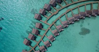 Adadaki sıcak bungalovlar. Bora Bora 'daki tropik cennet, Fransız Polinezyası.