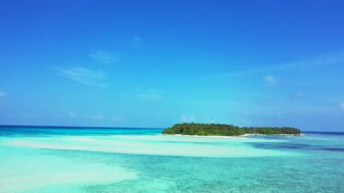 Drone tropik adanın yakınında uçuyor. Filipinler, Asya 'da yaz tatili sahnesi. 