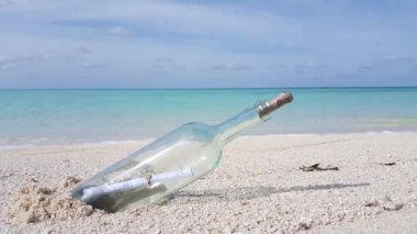 Plajda üzerinde mektup olan cam şişe. Endonezya, Bali 'nin tropik cenneti.
