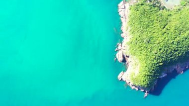 Canlı turkuaz deniz kenarı. Antigua 'nın Doğa Manzarası.