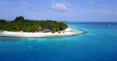 Tropik adanın deniz kıyısında turkuaz suyu olan beyaz kum. Phuket, Tayland Tatili. 