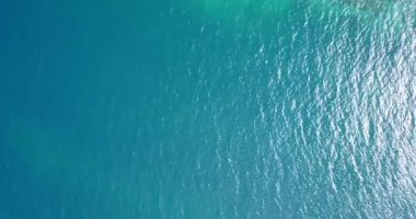 Dalgalanan deniz suyunun doğal arka planı. Barbados, Karayiplerin güneşli doğası. 