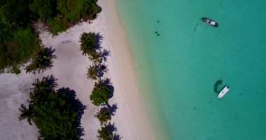 Sahil şeridinin şeffaf deniz suyu. Tayland, Asya 'nın tropikal doğası.