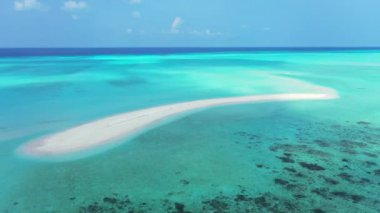 Turkuaz denizde ince kum kenarı. Endonezya, Gili Trawangan 'da yaz sahnesi.
