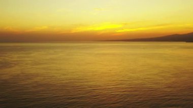 Deniz kenarında sakin bir gün batımı. Endonezya, Bali 'de yaz tatili.  
