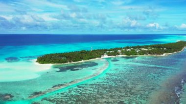 Parlak turkuaz deniz kenarlı tropikal ada. Bora Bora 'nın egzotik doğası, Fransız Polinezyası. 