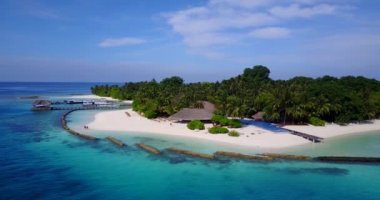 Adanın etrafındaki dalgakıran manzarası. Avustralya 'ya yaz gezisi.