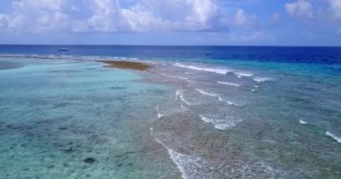 Dalgalı turkuaz deniz manzarası. Karayiplerdeki Barbados 'ta yaz egzotik sahneleri.