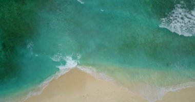 Gündüz vakti sakin bir deniz kıyısı. Barbados, Karayipler 'e tropik gezi. 