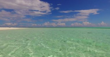 Turkuaz berrak su ve deniz manzarası yüzeyi üzerindeki hava görüntüsü. 