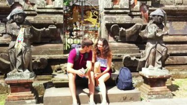 Asya tapınağının yanında sırt çantalı bir çift turist, seyahat konsepti. 