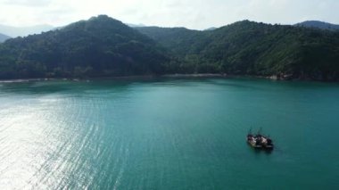 Yaz mevsiminde deniz manzarası. Bora Bora 'nın egzotik doğası, Fransız Polinezyası. 