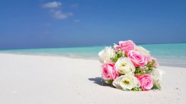 Kumsalda bir buket gül. Tayland 'a yaz yolculuğu.