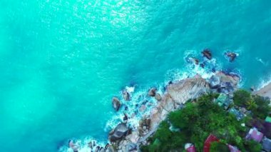 Şeffaf turuaz deniz ve büyük kayalar. Bahamalar, Karayipler 'de tropik tatil. 