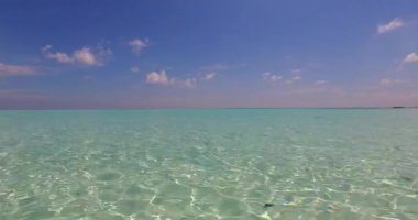 Okyanus kıyısında sığ su. Hawaii, ABD 'nin egzotik manzarası.