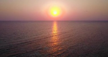 Deniz kenarında açık pembe gün batımı. Bahamalar, Karayipler 'de yaz sahnesi.