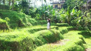 Gündüz vakti erkek arkadaşıyla birlikte tropikal adada doğanın tadını çıkaran genç bir kadının görüntüsü. Seyahat konsepti. 