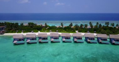 Lüks bungalovları olan tropik bir ada. Dominik Cumhuriyeti, Karayipler 'in şaşırtıcı doğası.