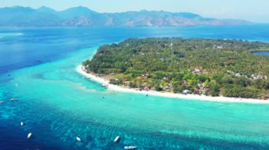 Dağların arka planında tropik adanın yakınındaki yatlar. Endonezya 'ya seyahat.