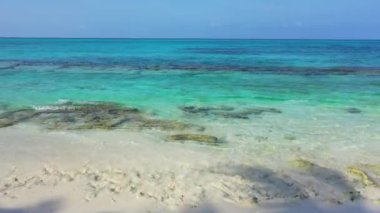 Güneşli havada dalgalı deniz yüzeyi. Endonezya 'nın Bali Doğası.