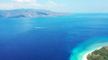 Dağlı deniz manzarası. Gili Trawangan, Endonezya 'nın doğal manzarası.