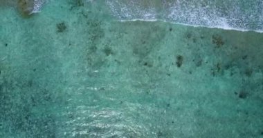 Yavaşça hareket eden deniz dalgaları. Endonezya 'nın Bali Doğası.