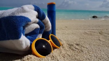 Plajda güneş kremi ve gözlüklü havlu. Bali 'nin Idyllic doğası.