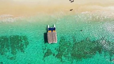 Adadaki küçük tekne. Antigua 'nın Doğa Manzarası.