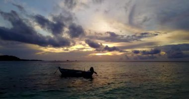 Tropikal deniz kıyısında renkli bir gün batımı. Endonezya, Bali 'de yaz tatili.  