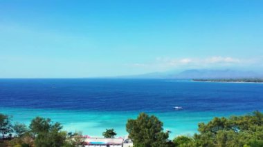 Yazlık tatil köyünün manzarasına bakıyorum. Hawaii, ABD 'nin egzotik manzarası.