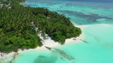 Yeşil tropikal adanın etrafındaki canlı turkuaz deniz. Endonezya, Bali 'de yaz deniz manzarası.