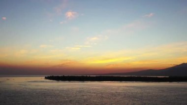 Arka planda dağlarla altın saat. Bali 'ye yaz gezisi.