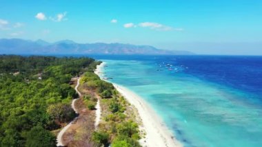 Temiz mavi suyu olan yeşil adanın muhteşem manzarası. Asya 'da Filipinlere Tatil.