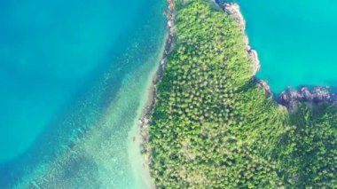 Turkuaz deniz kenarı adası. Endonezya, Bali 'de tropik bir manzara.  