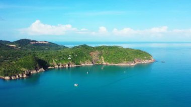 Yüksek yeşil dağları olan bir sahil. Tayland, Asya 'da yaz tatili.   