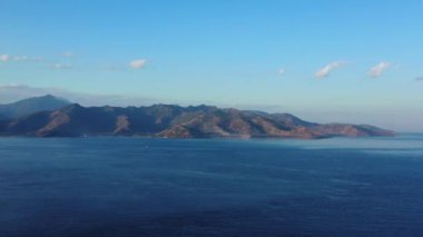 Yüksek dağları olan deniz manzarası. Bali, Endonezya 'da egzotik tatil.