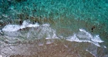 Şeffaf suda deniz dibi görünüyor. Endonezya, Bali 'de yaz tatili.  